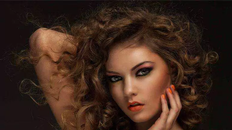 خانه | نسخه چهار 4 beautiful woman with curls makeup