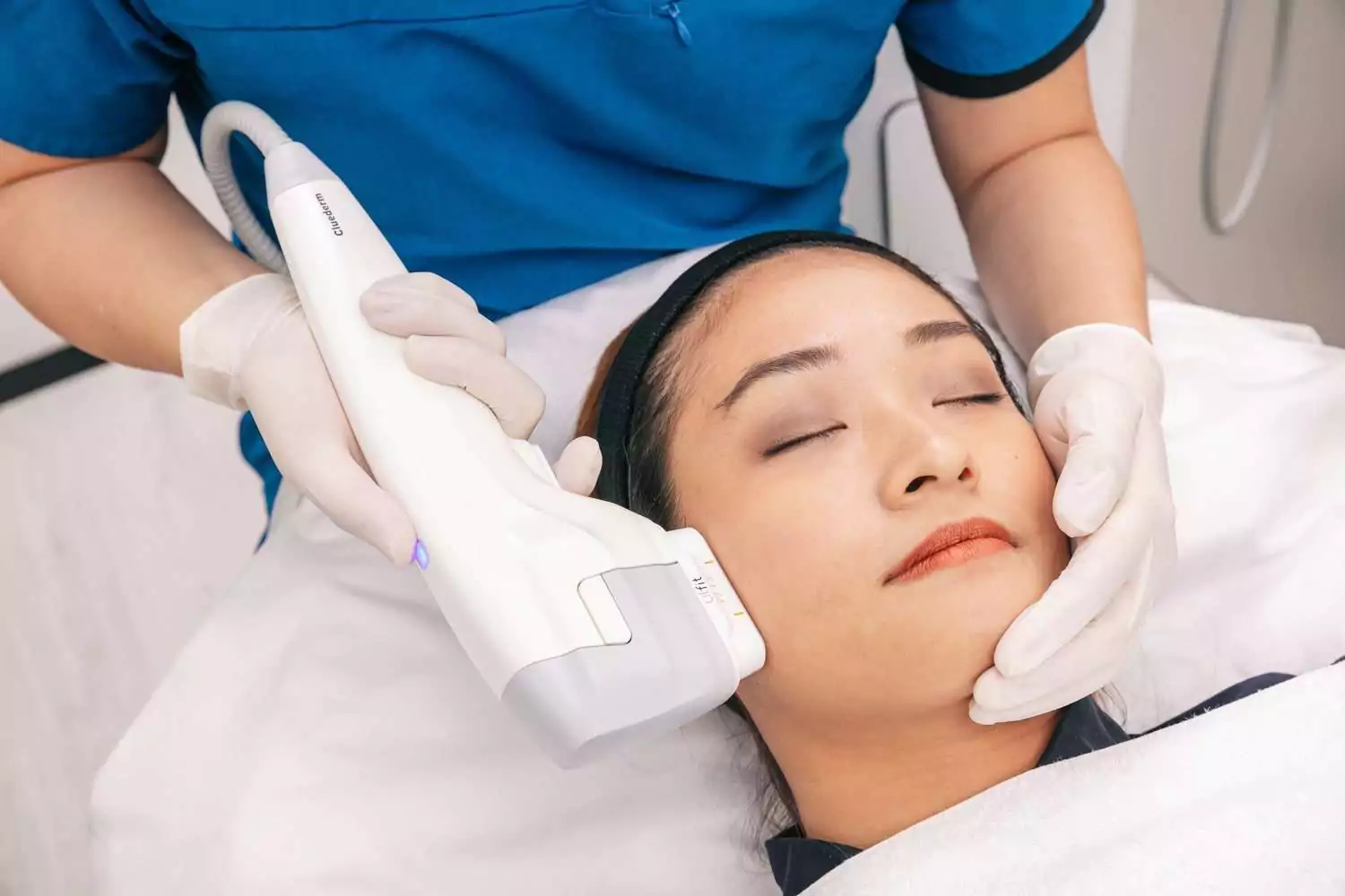 مراحل انجام هایفوتراپی در بهترین مراکز زیبایی در تهران